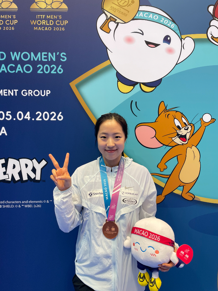 대회 시상식 뒤 기념 촬영한 신유빈. GNS매니지먼트 