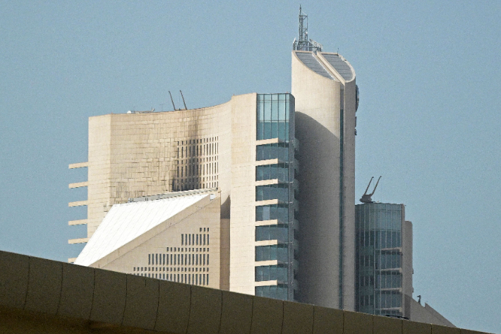 이란의 드론 공격을 받은 쿠웨이트석유공사(KPC) 건물. 연합뉴스