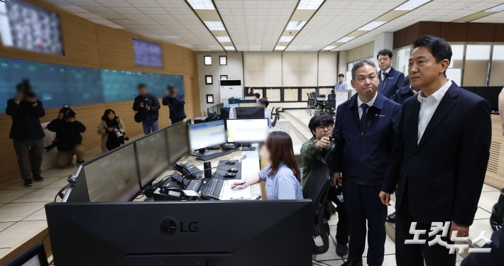 오세훈 서울시장이 6일 오전 서울 성동구 서울교통공사 제2관제센터를 방문해 