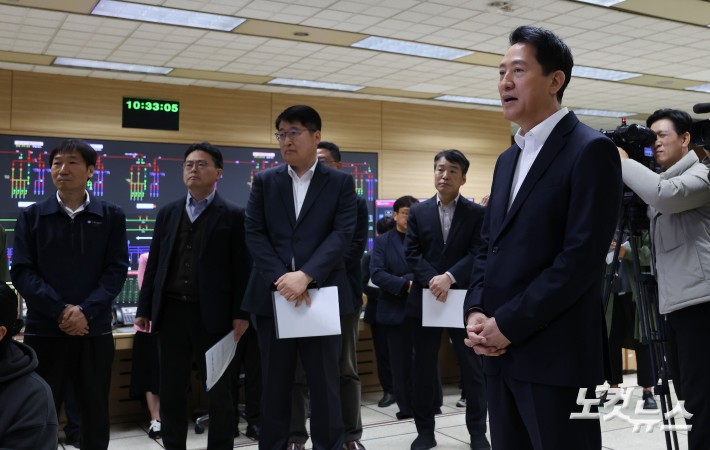 오세훈 서울시장이 6일 오전 서울 성동구 서울교통공사 제2관제센터를 방문해 