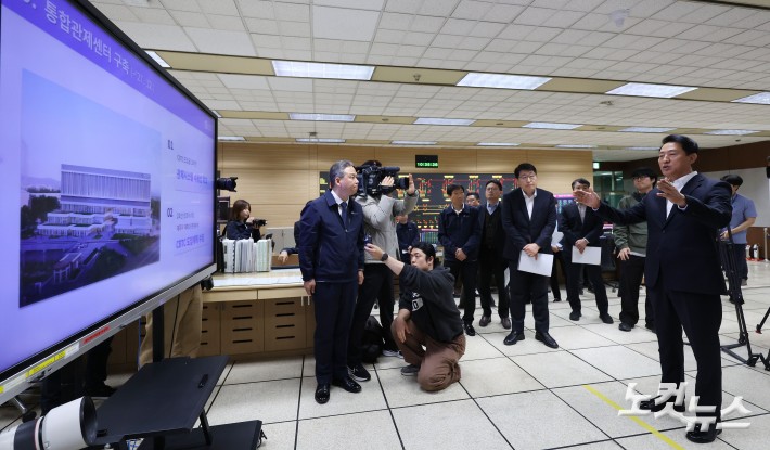 오세훈 서울시장이 6일 오전 서울 성동구 서울교통공사 제2관제센터를 방문해 