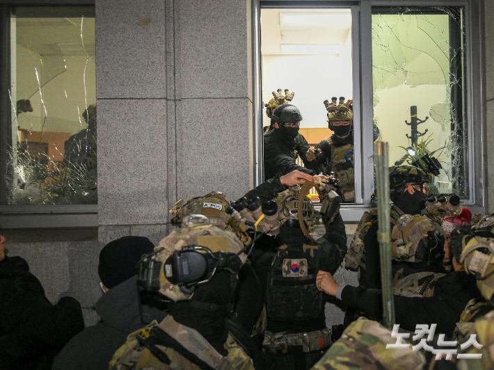 윤석열 전 대통령이 2024년 12월 3일 밤 비상계엄을 선포한 가운데 4일 새벽 계엄군이 서울 여의도 국회 경내로 진입하고 있다. 박종민 기자
