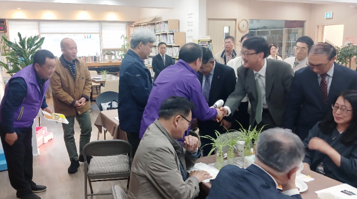 연합예배에 참석한 이태원 참사 유가족들과 인사를 나누고 있다. 부산NCC 제공