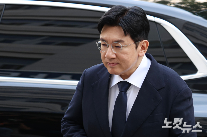 사기적 부정거래 혐의를 받는 방시혁 하이브 의장이 지난해 9월 15일 오전 서울 마포구 서울경찰청 금융범죄수사대에 피의자 신분으로 출석하고 있다. 류영주 기자