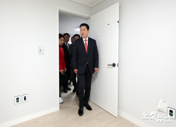 천원주택 둘러보는 장동혁 대표