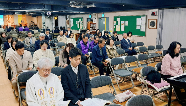 참석자들이 박철 목사의 설교를 듣고 있다. 부산NCC 제공
