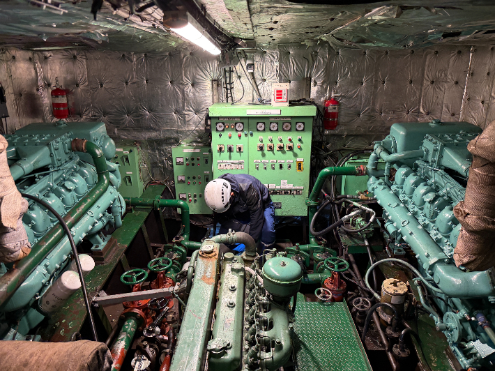 서울시는 지난달 28일 한강유람선 멈춤 사고와 관련 현장 조사 등을 실시한 결과 '운항사의 안전관리 소홀 및 운항자의 주의의무 태만'이 원인이었다고 6일 밝혔다. 사진은 합동 조사 모습. 서울시 제공