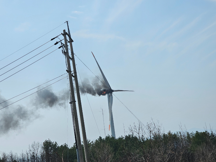 화재가 발생한 영덕 풍력발전기. 독자 제공