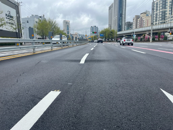 내성지하차도 진입부에 지반침하가 일어났다. 부산시 제공