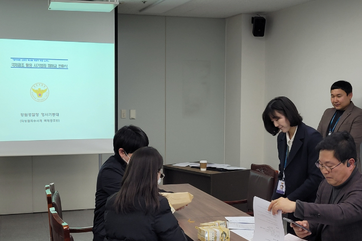 중국 공안과 국제 공조 통해 사기 피해금 돌려준 강원경찰. 강원경찰청 제공