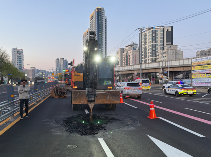 내성지하차도 침하 구간에 대한 복구작업이 진행되고 있다. 부산시 제공