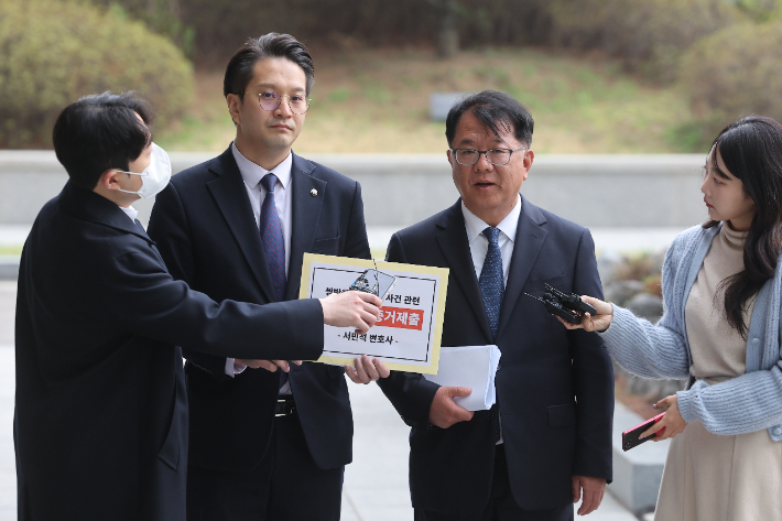 6일 서울고등검찰청 앞에서 더불어민주당 전용기 의원과 서민석 변호사가 쌍방울 대북송금 사건 관련 박상용 검사 녹취 증거 제출 기자회견을 하고 있다. 연합뉴스