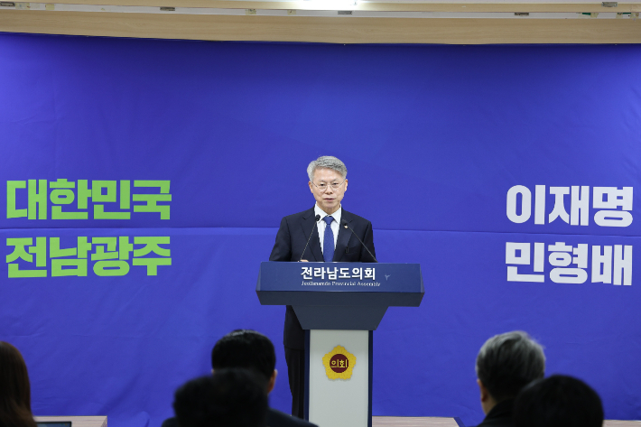 더불어민주당 전남광주통합특별시장 경선 후보인 민형배 국회의원(광주 광산구을)이 결선 진출 이후인 6일 오전 11시 전남도의회 브리핑룸에서 기자회견을 열고, 서부권 미래 비전을 제시했다. 민형배 후보 측 제공