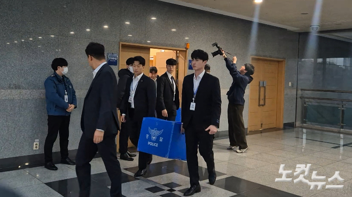 6일 김관영 전북도지사 집무실 압수수색을 마치고 나오는 수사관들. 심동훈 기자