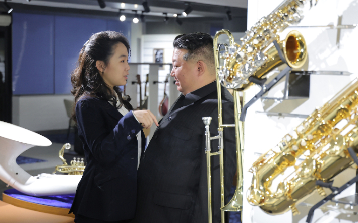 김정은 북한 국무위원장이 딸 주애와 함께 개업을 앞둔 '평양의 신도시' 화성지구 4단계 구역의 봉사시설(상업시설)을 돌아보며 운영준비 상태를 요해(파악)했다고 조선중앙통신이 3일 보도했다. 연합뉴스
