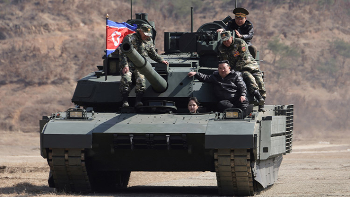 북한 김정은 국무위원장의 딸 주애가 지난달 19일 평양 제60훈련기지에서 열린 협동공격전술 연습에 동행해 아버지와 군간부들을 태우고 탱크를 직접 운전하고 있다. 연합뉴스