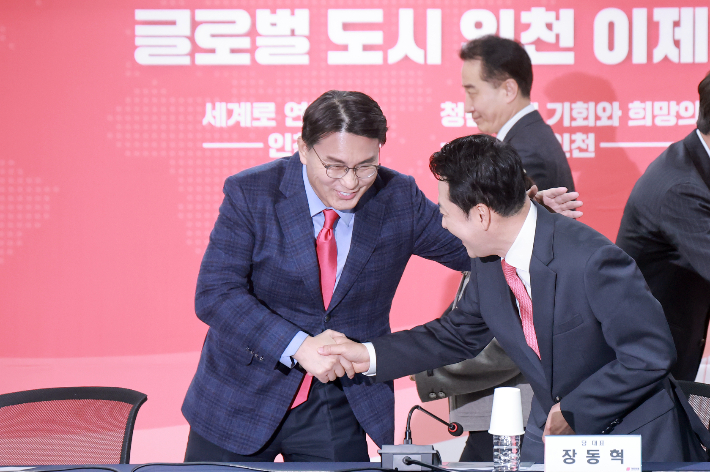 국민의힘 장동혁 대표가 6일 인천 남동구 인천시당에서 열린 현장 최고위원회의에 참석해 같은 당 윤상현 의원과 인사하고 있다. 연합뉴스