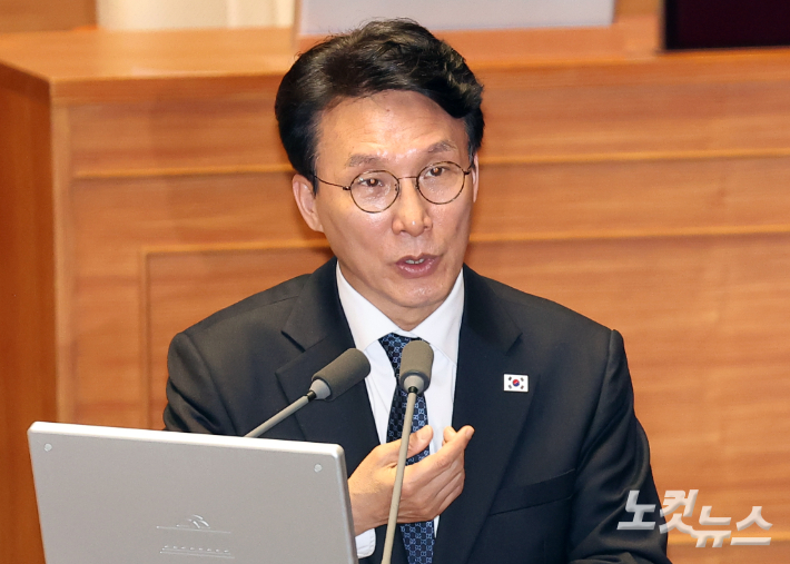 김민석 국무총리가 6일 국회에서 열린 경제 분야 대정부 질문에서 더불어민주당 이언주 의원의 질문에 답하고 있다. 연합뉴스