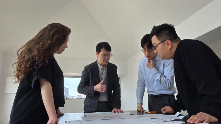 지난 3월 25일 서울의 한 스튜디오에서 앤드류 르엉(ANDREW LUONG) 에이럽(ARUP) 한국·타이완 그룹장(왼쪽 두 번째)이 DL이앤씨 직원 등과 압구정5구역 초고층 구조시스템에 대한 회의를 진행하고 있다. DL이앤씨 제공
