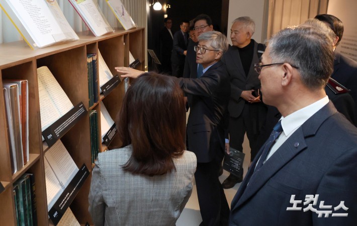 전시관 둘러보는 나이영 CBS 사장