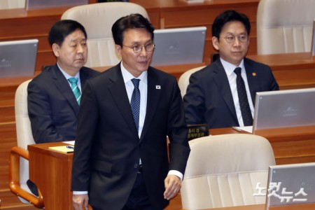 발언대로 향하는 김민석 총리