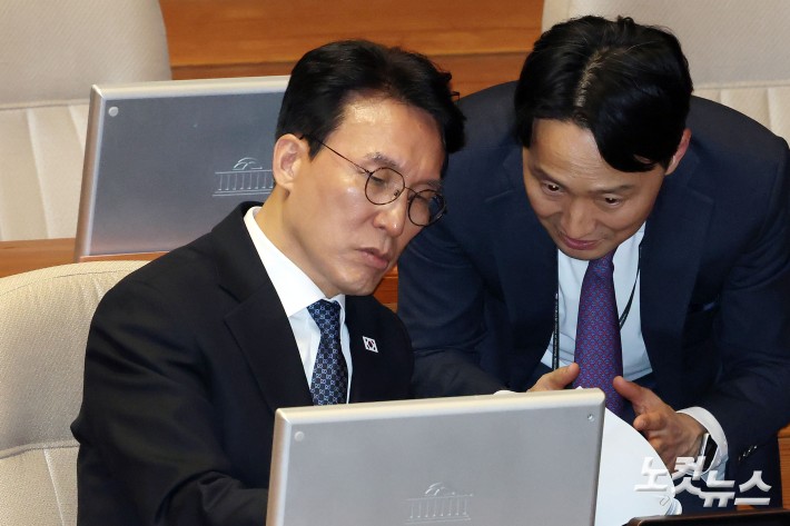 관계자와 대화하는 김민석 총리