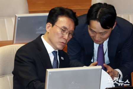 관계자와 대화하는 김민석 총리