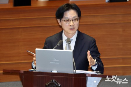 6일 서울 여의도 국회에서 열린 제434회국회(임시회) 제2차 본회의 경제 분야 대정부질문에서 김정관 산업통상부 장관이 의원 질의에 답변을 하고 있다.