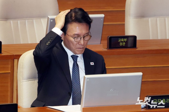 6일 서울 여의도 국회에서 열린 제434회국회(임시회) 제2차 본회의 경제 분야 대정부질문에서 김민석 국무총리가 생각에 잠겨있다.