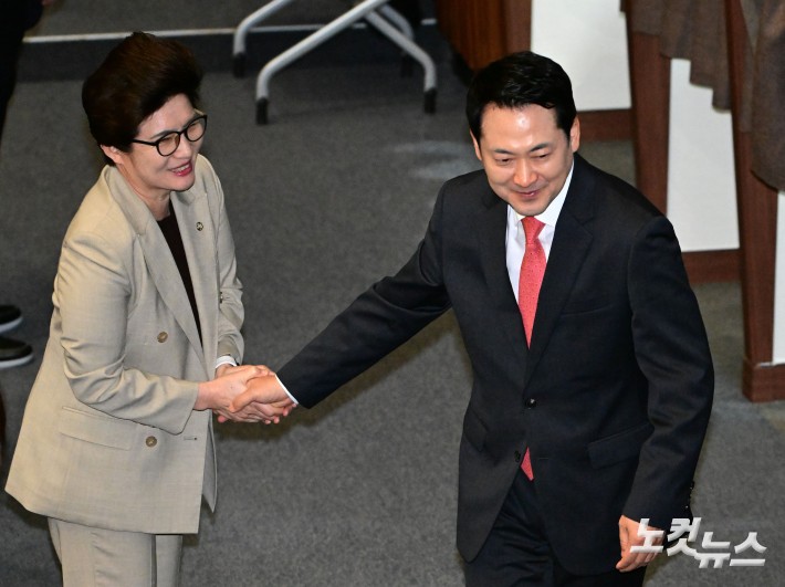 아시아투데이 이병화 기자 = 장동혁 국민의힘 대표가 6일 국회에서 열린 본회의에서 기후에너지환경노동위원회 위원장 보궐선거 투표를 마친 뒤 의원들과 인사하고 있다.