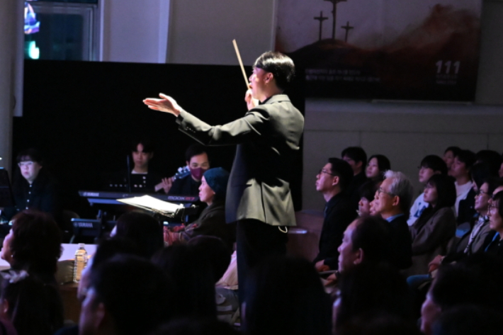 부활절 칸타타 '메시지' 지휘하는 제주중문교회 김민호 위임목사. 제주중문교회 제공
