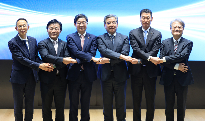 이억원 금융위원회 위원장(왼쪽 세번째)이 6일 서울 여의도 산업은행에서 열린 현대차그룹-정책금융기관 금융지원ㆍ협력 MOU 행사에서 MOU체결 기관장들과 기념사진을 촬영하고 있다. 왼쪽부터 황기연 한국수출입은행장, 박상진 한국산업은행 회장, 이 위원장, 장재훈 현대차그룹 부회장, 장민영 IBK기업은행장, 강승준 신용보증기금 이사장. 연합뉴스