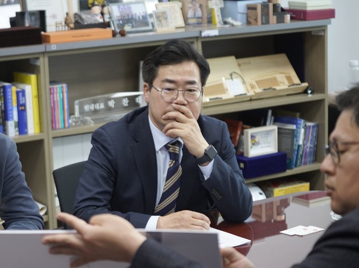 박찬대 국회의원이 사업 추진 관계자들과 면담을 진행했다. 페이스북 캡처