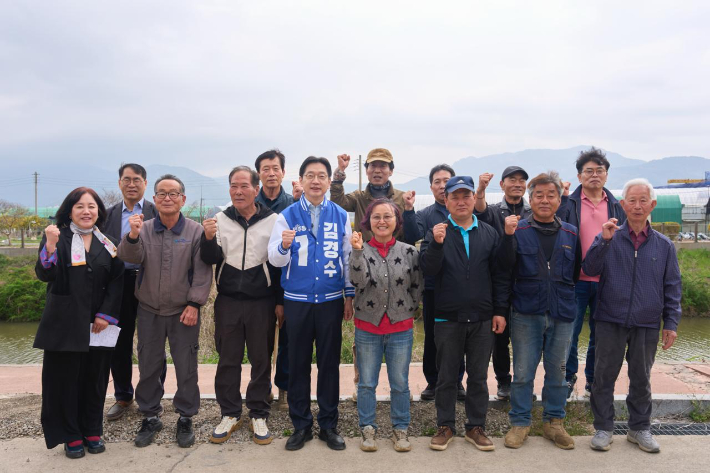 김경수 경남지사 후보 김해 화훼농가 점검. 더불어민주당 경남도당 제공 