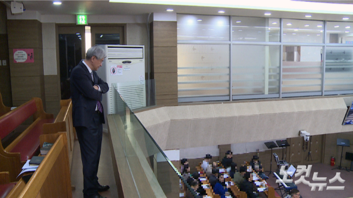 괴정제일교회 윤석철 목사가 공동의회를 지켜보고 있다. 이강현 기자