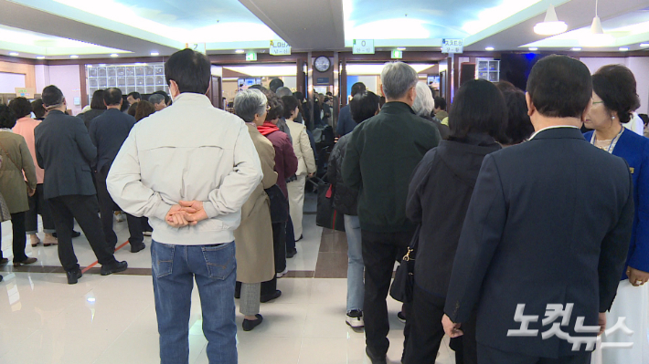 공동의회 입장을 위해 대기하고 있는 괴정제일교회 성도들의 모습. 이강현 기자