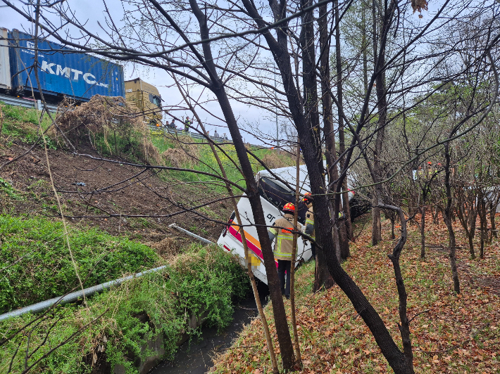 6일 오후 4시 10분쯤 대구 북구 팔달동 경부고속도로 금호JC 부근을 달리던 시외버스가 비탈로 추락했다. 대구소방안전본부 제공