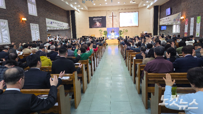 춘천기독교연합회 주최 2026부활절연합예배가 춘천중앙성결교회(장기동 목사 담임)에서 열렸다. 최재훈 기자