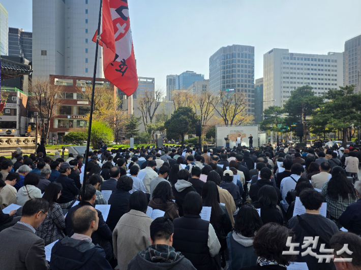 5일 서울 종로구 보신각 앞에서 '2026 고난받는 이들과 함께하는 부활절연합예배'가 열리고 있다. 오요셉 기자
