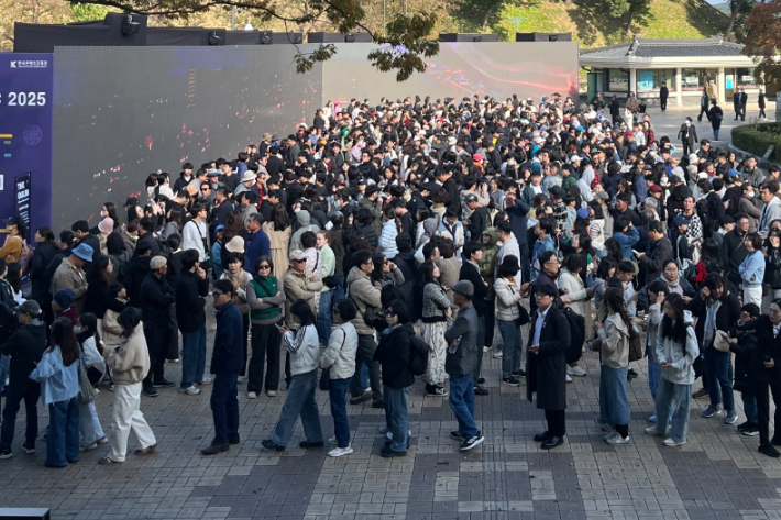 신라 금관 특별전시를 보기 위해 개관 시간 전부터 수많은 인파가 몰려 있는 모습. 경주박물관 제공 