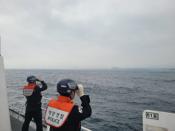 수색 중인 해경. 속초해양경찰서 제공