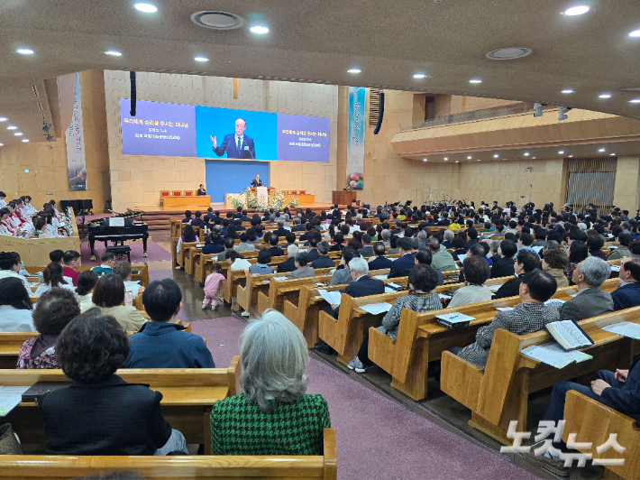 강릉시기독교연합회가 지난 5일 강릉중앙감리교회에서 부활절연합예배를 드리는 모습. 최진성 아나운서