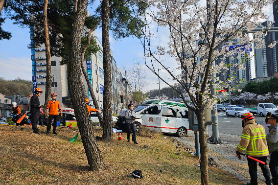 6일 오후 4시 52분쯤 강원 원주시 무실동 법원사거리 인근 도로에서 사설 구급차량이 쏘나타 차량과 충돌했다. 강원소방본부 제공