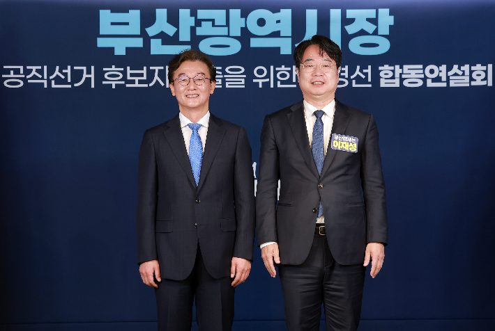 민주당 부산시장 본경선 합동연설회 참석한 전재수-이재성 경선후보. 연합뉴스