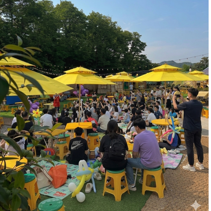 성주 하늘목장에서 공연을 즐기는 사람들. 공사 제공