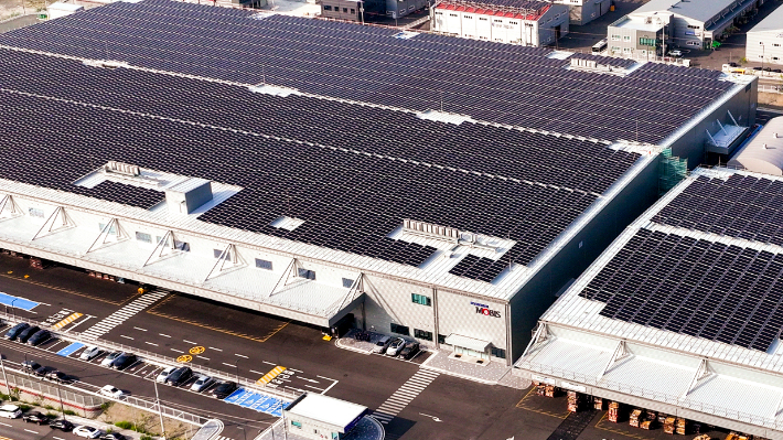 현대모비스 영남물류센터에 설치된 태양광 발전 설비. 연합뉴스