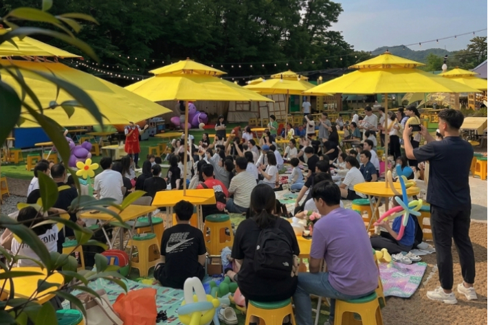 성주 하늘목장에서 공연을 즐기는 사람들. 공사 제공