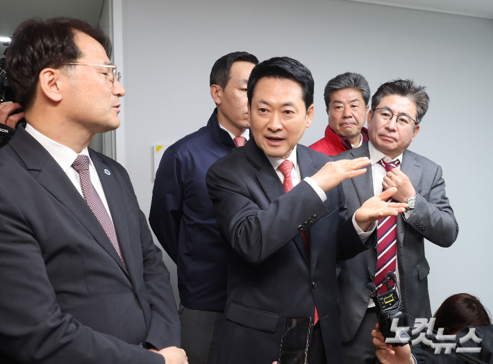 장동혁 국민의힘 대표가 6일 인천 계양구 계산동의 '천원 주택' 현장을 찾아 현황보고를 받고 있다. 황진환 기자