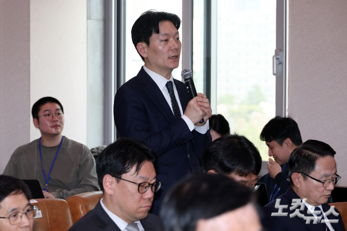 '쌍방울 대북 송금' 의혹 사건의 수사 책임자인 박상용 인천지검 부부장검사가 3일 서울 여의도 국회에서 열린 윤석열 정권 정치검찰 조작기소 의혹사건 진상규명 국정조사 특별위원회 전체회의에서 발언을 하고 있다. 윤창원 기자