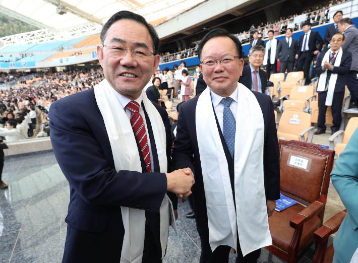 5일 오후 대구스타디움에서 열린 '2026 대구 기독교 부활절 연합예배'에서 오는 6월 지방선거에서 대구시장 선거에 출사표를 던진 주호영 국회부의장(왼쪽)과 김부겸 전 국무총리가 악수하고 있다. 연합뉴스